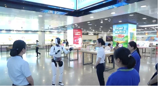 روبوت AGIBOT يرشد الزوّار في مركز خدمات China Mobile بهانغتشو